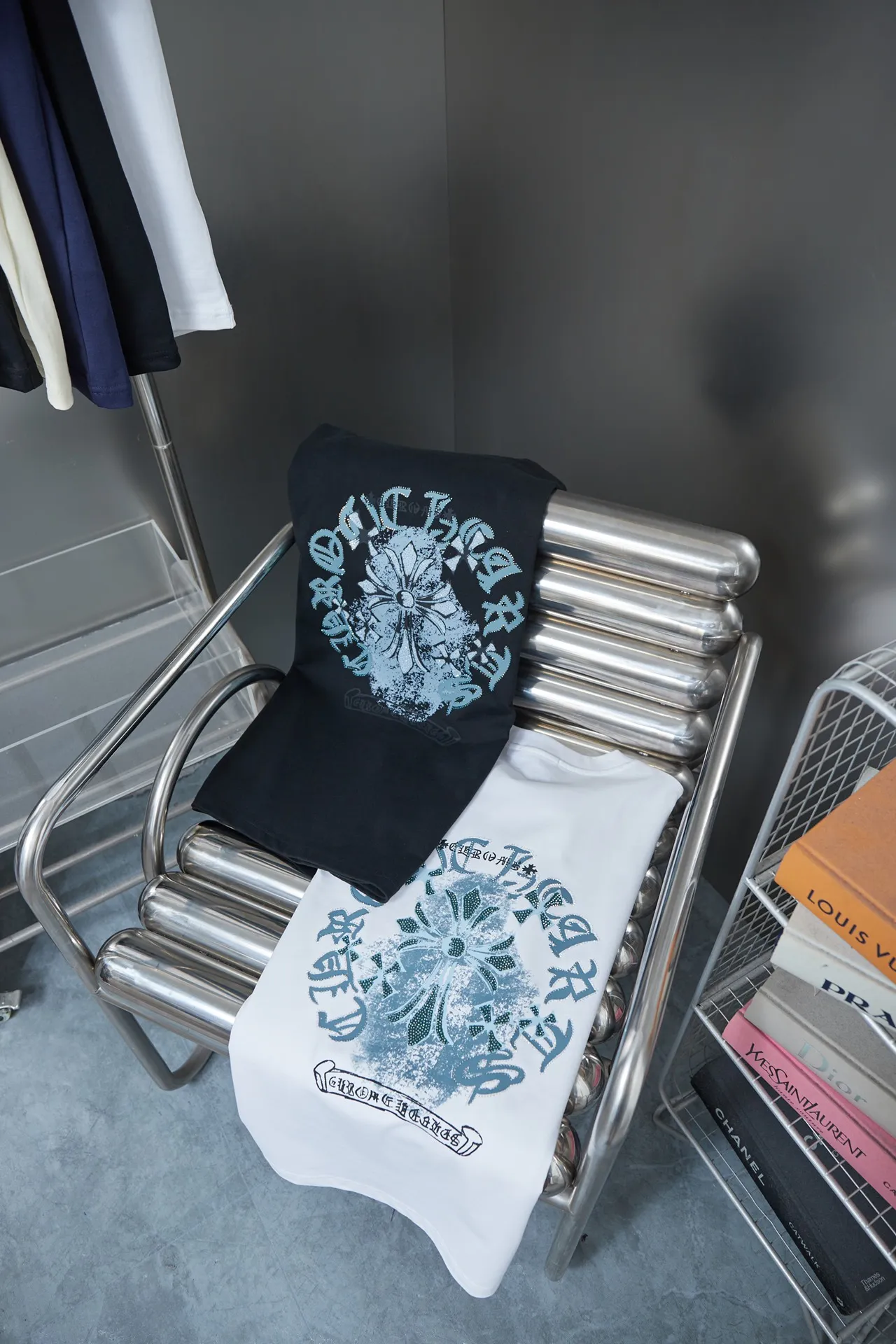 🅿️190 Ch*ome Hearte 25SS early spring new style Crow heart graffiti printed hot diamond short sleeves Light luxury essential item for daily commuting for men and women Correct version Welcome to compare Detailed features · 320g 100% pure cotton double yarn jersey fabric · Custom dyed in the same cylinder, special thickened 32 pieces double-strand 1X1 thread · Digital direct printing ➕Imported Australian pearlescent diamonds · Double needle stitching and cross-stitch technology · Original main mark, washed tag, brand moisture-proof paper packaging Color: black/white Size: S/M/L/XL